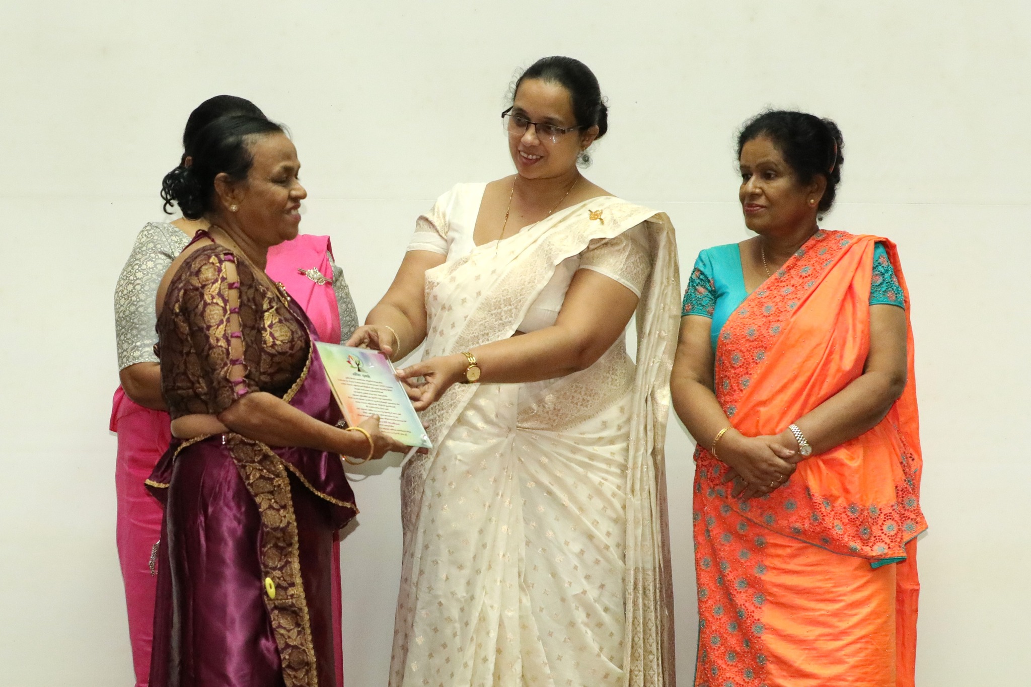 මහනුවර කාන්තාවන්ගේ සමූපකාර සමිතියේ (KWBC) නිල ලාංඡනය එළිදැක්වේ.