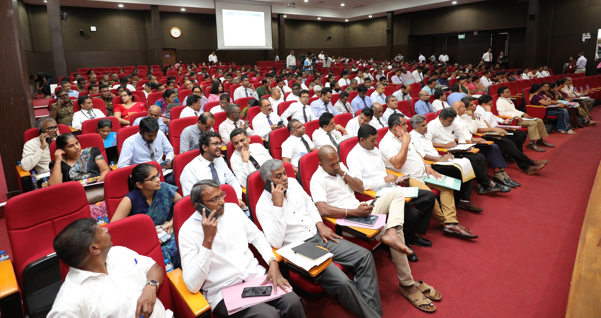 අපදාවෙන් හානියට පත් මාතලේ  ජනජිවීතය නැවත යථා තත්ත්වයට පත්කිරිමේ කටයුතු පිළිබදව සාකච්ඡා කිරීමට  ජනපති මාතලේට.