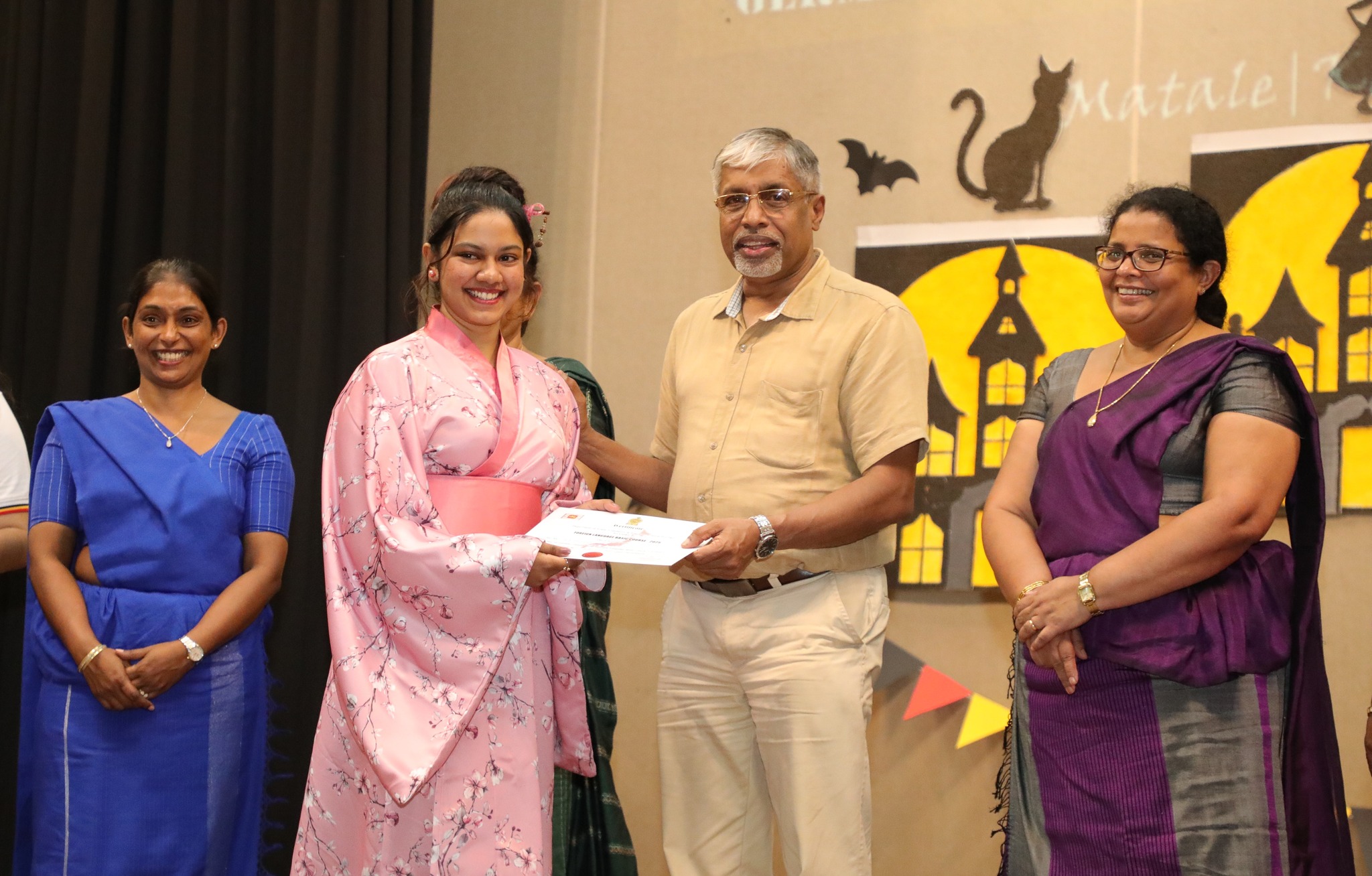 විදේශීය භාෂා හැදැරූ  සිසුන්ට සහතිකපත්‍ර