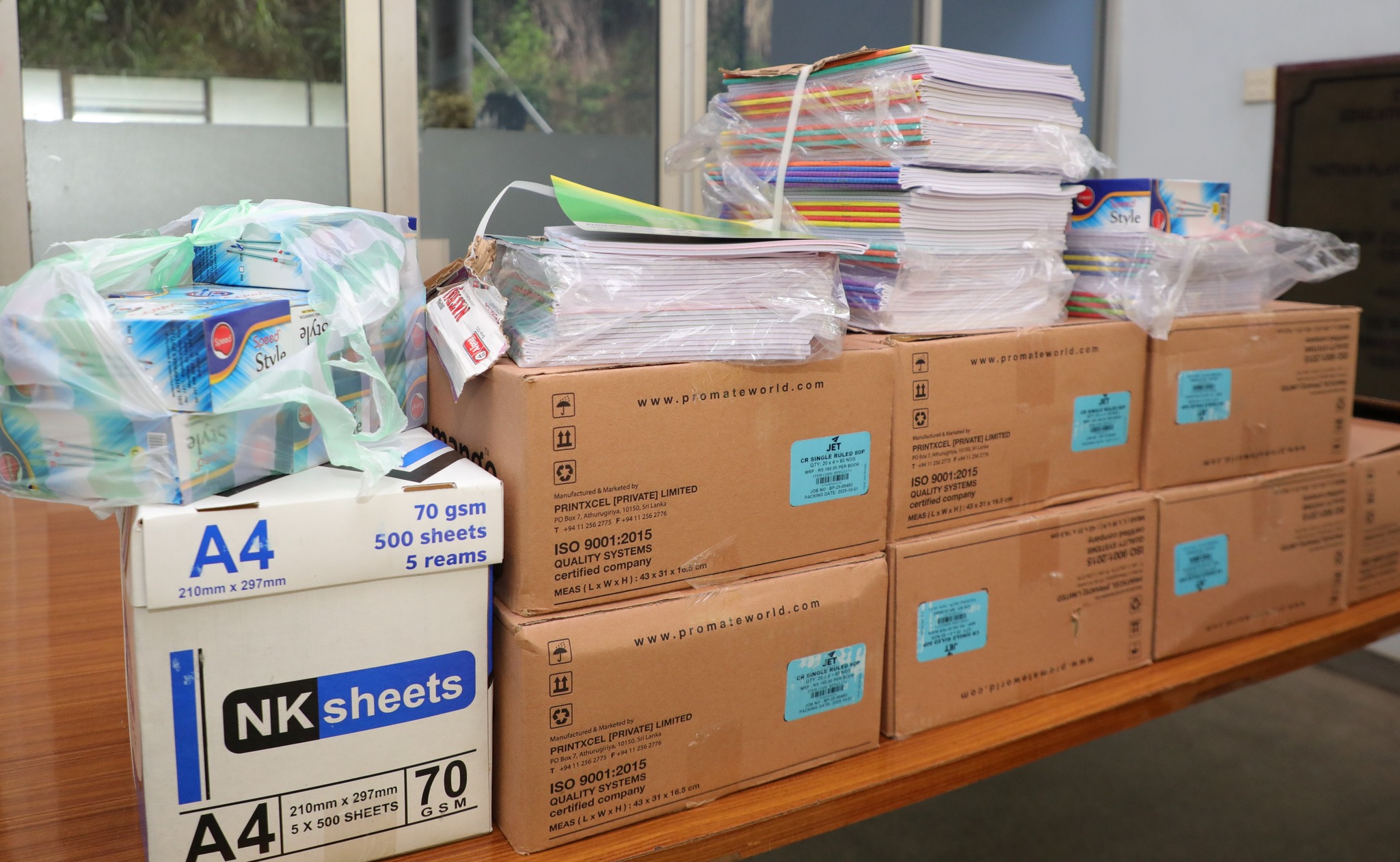 මහනුවර මානව හිමිකම් හා ප්‍රජා සංවර්ධන සංවිධනයෙන් මධ්‍යම පළාතේ පාසල්වල ඉගෙනුම ලබන දරුවන්ට ඉගෙනුම් ද්‍රව්‍ය. 