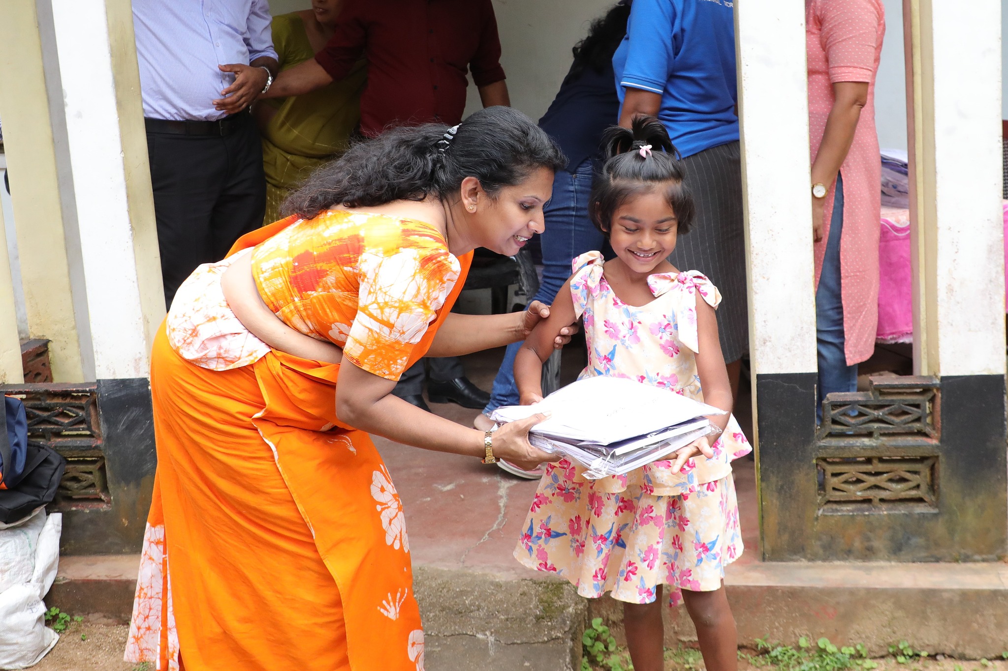 උඩදුම්බර ආපදාවට ලක් වූ සිසු දරුවන්ට නිල ඇඳුම් හා උපකරණ