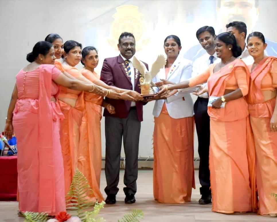 වලල නාමය ජාත්‍යන්තරයට ගෙනගිය ප්‍රවීණ මලල ක්‍රීඩා පුහුණුකරු සුසන්ත ප්‍රනාන්දු ට වලල විදුහලෙන් උපහාර 