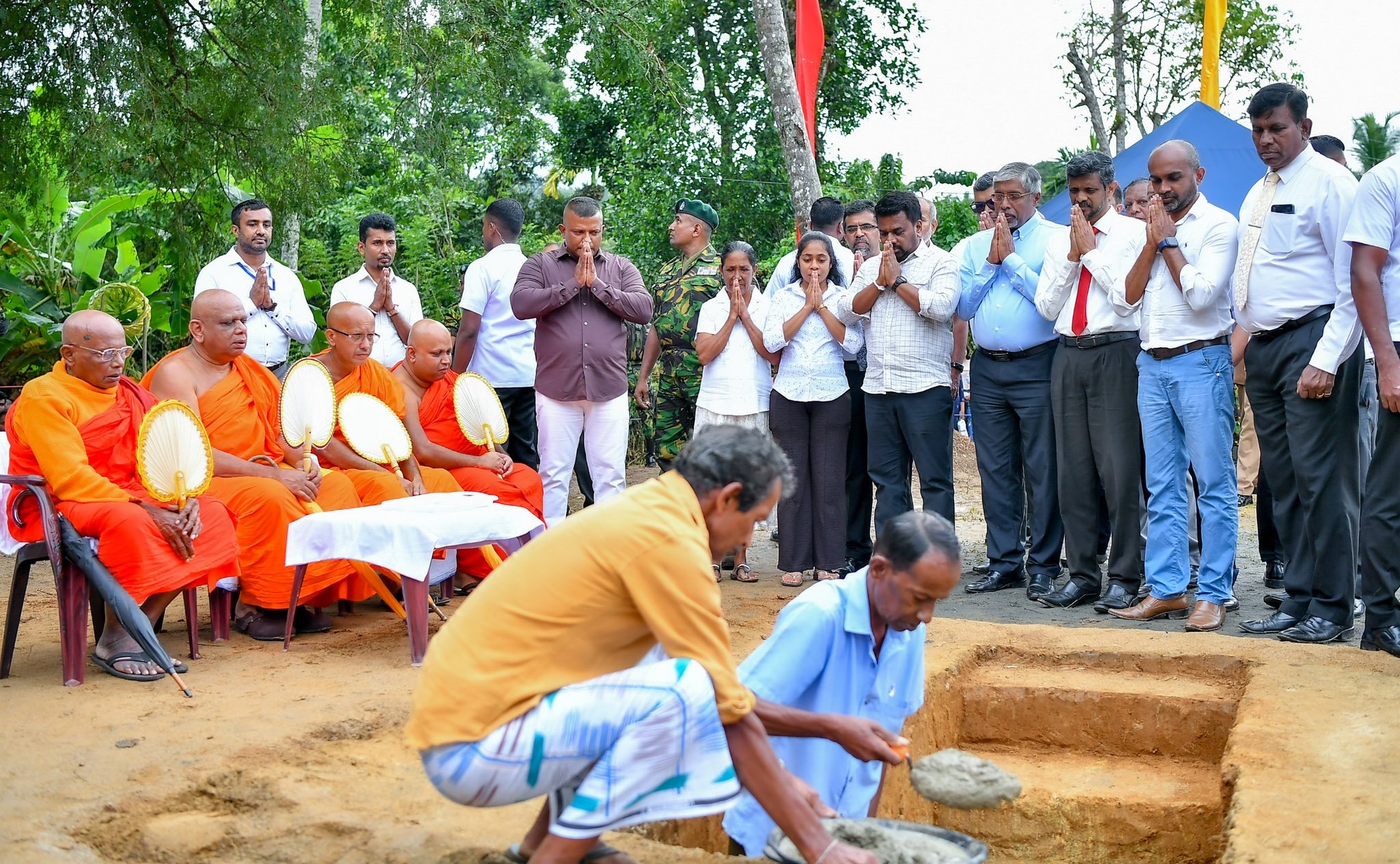 දිට්වා සුළි කුණාටුවෙන් පූර්ණ ලෙස නිවාස හානි වූ පවුල් සහ නාය යෑම් අධි අවදානම් ලෙස හඳුනාගෙන ඇති පවුල් නැවත පදිංචි කිරීම වෙනුවෙන් 'Rebuilding Sri Lanka' වැඩසටහන යටතේ ඉඩම් ලබා දීම සහ නිවාස ඉදිකර ගැනීම වෙනුවෙන් මූල්‍ය ප්‍රදානය කිරීමේ වැඩසටහනක්