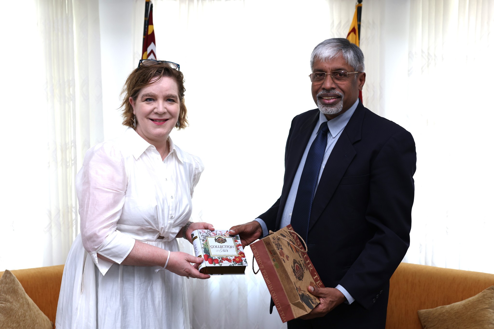 ආණ්ඩුකාරවරයා සහ කැනඩා මහකොමසාරිස්වරිය  අතර හමුවක්