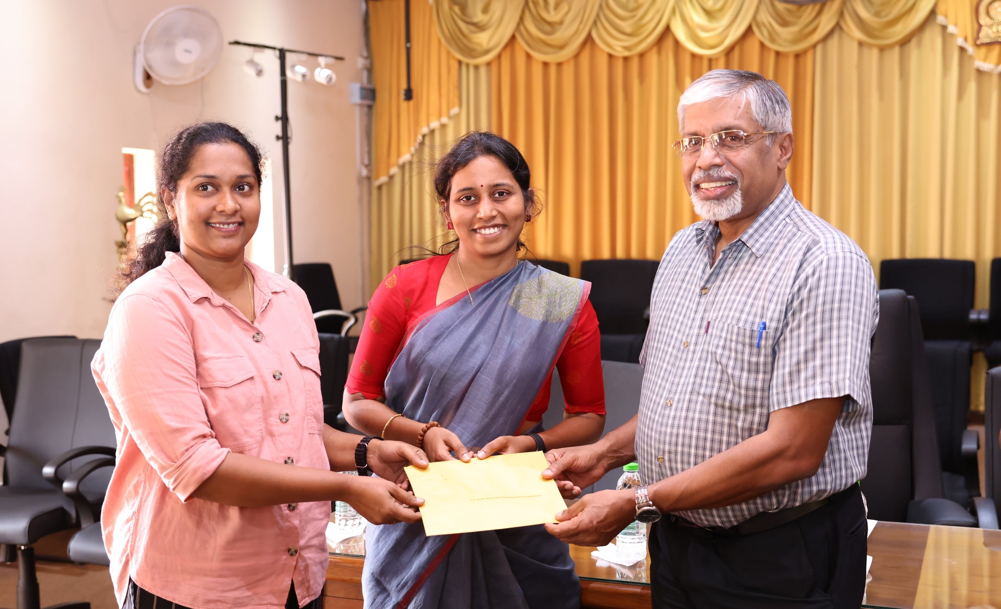 මැදරට ක්ෂුද්‍ර  හා කුඩා පරිමාණ ව්‍යවසායකයින්ට ඉන්දියාවේ පුහුණුවක්