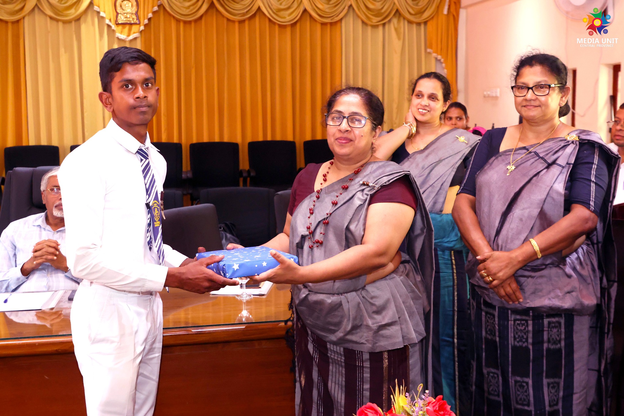 මධ්‍යම පළාතේ පාසල් සමුපකාර සමිති සදහා උපකරණ බෙදාදීමක්