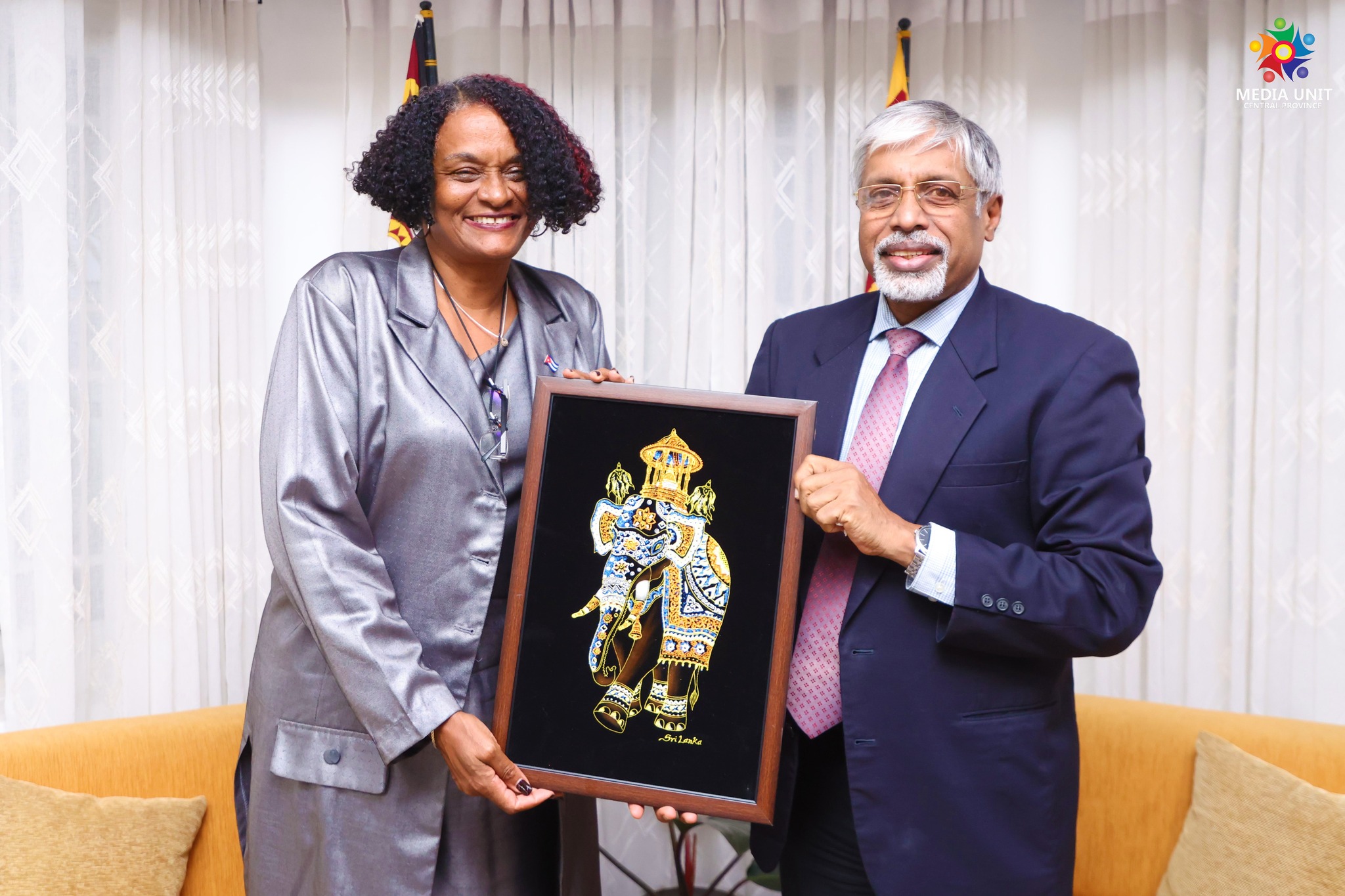ආණ්ඩුකාරවරයා සහ කියුබාවේ මෙරට තානාපතිනිය අතර හමුවක්