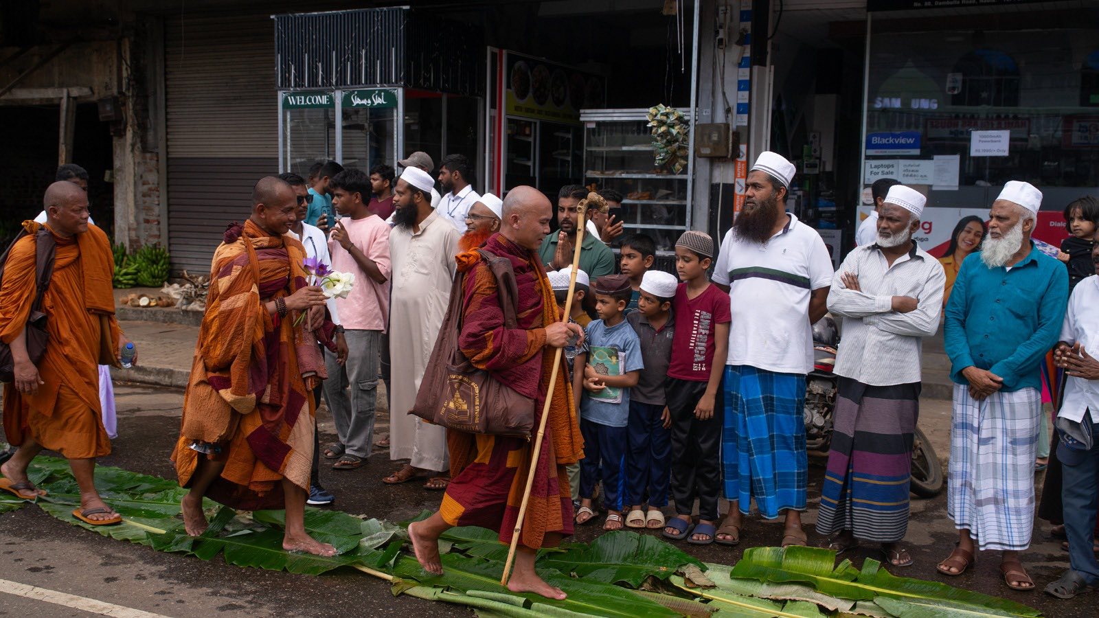 සාම පාගමනේ මධ්‍යම පළාතේ ආරම්භය..... ලෝක සාමය පතා සිදු කරන "එහි පස්සිකෝ" සාම පාගමන මධ්‍යම පළාතේ සංචාරය අරඹමින් මාතලේ දිස්ත්‍රික්කයේ දඹුල්ල රජමහා විහාර පරිශ්‍රයෙන් ආරම්භ වූ (22) දින අවස්ථාව...  ඡායාරූප - ජනාධිපති මාධ්‍ය අංශය