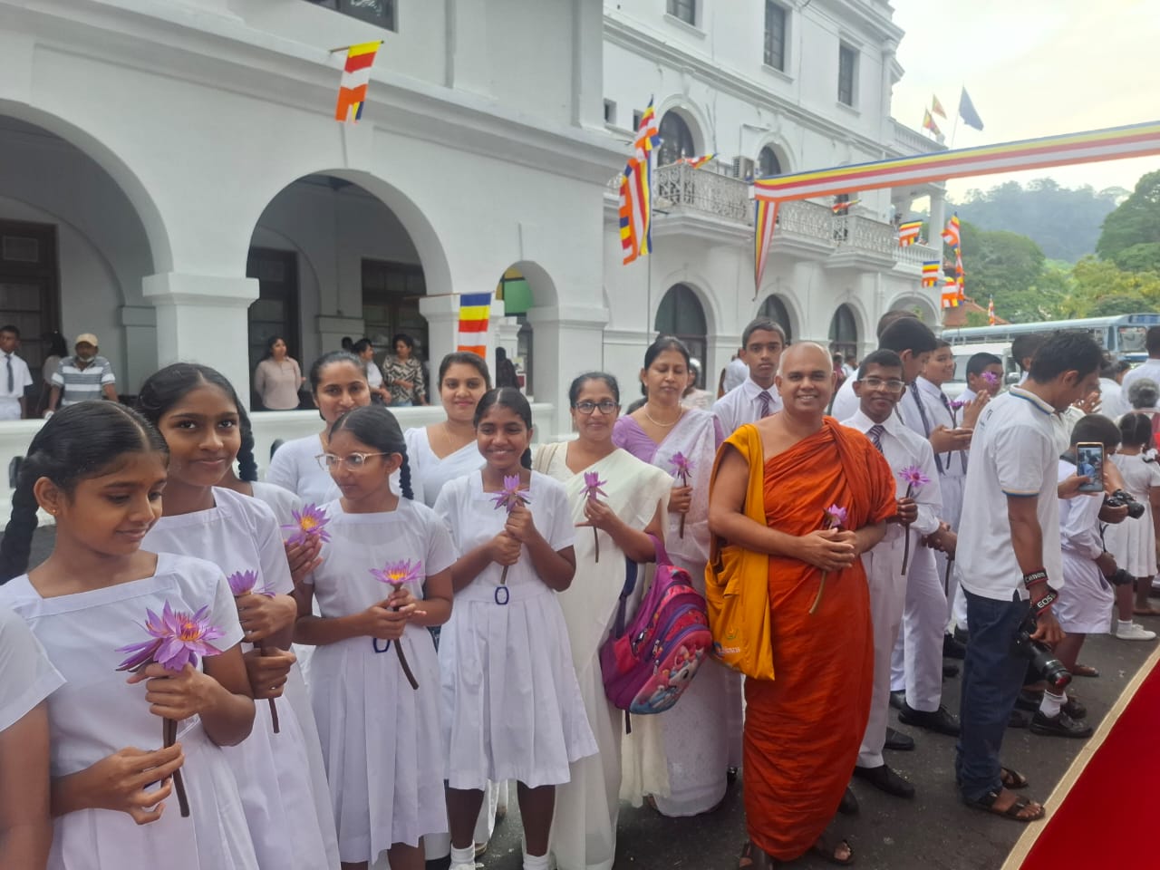 සාම පාගමනේ තෙවන දිනයට එක් වූ මහනුවර අධ්‍යාපන කලාපයේ පාසල් දරුවන්