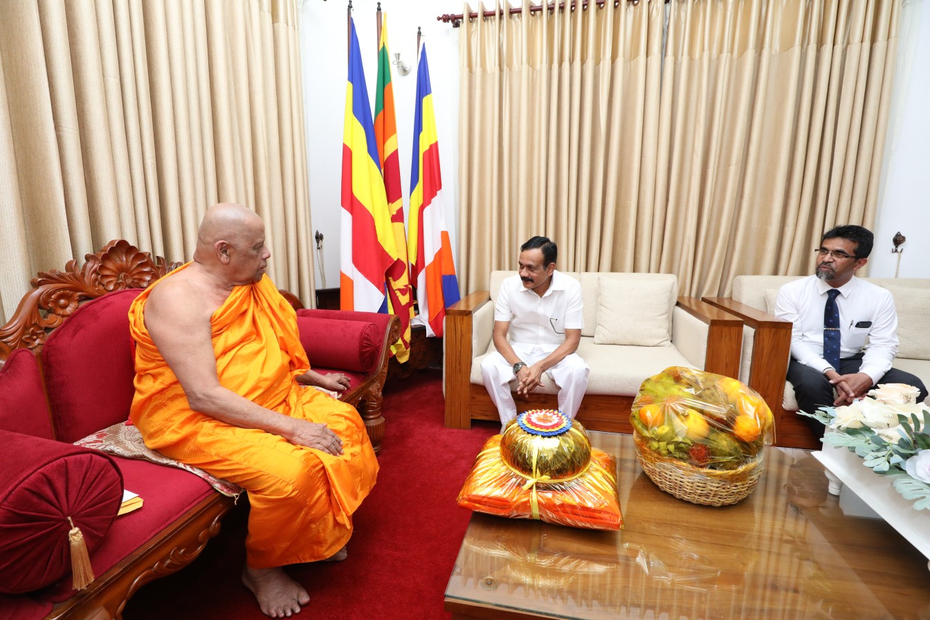 මහනුවර දිස්ත්රික්කයේ ඉදිරි සංවර් ධන කටයුතු සම්බන්ධයෙන් මහා නායක හිමිවරුන් දැනුවත් කෙරේ.