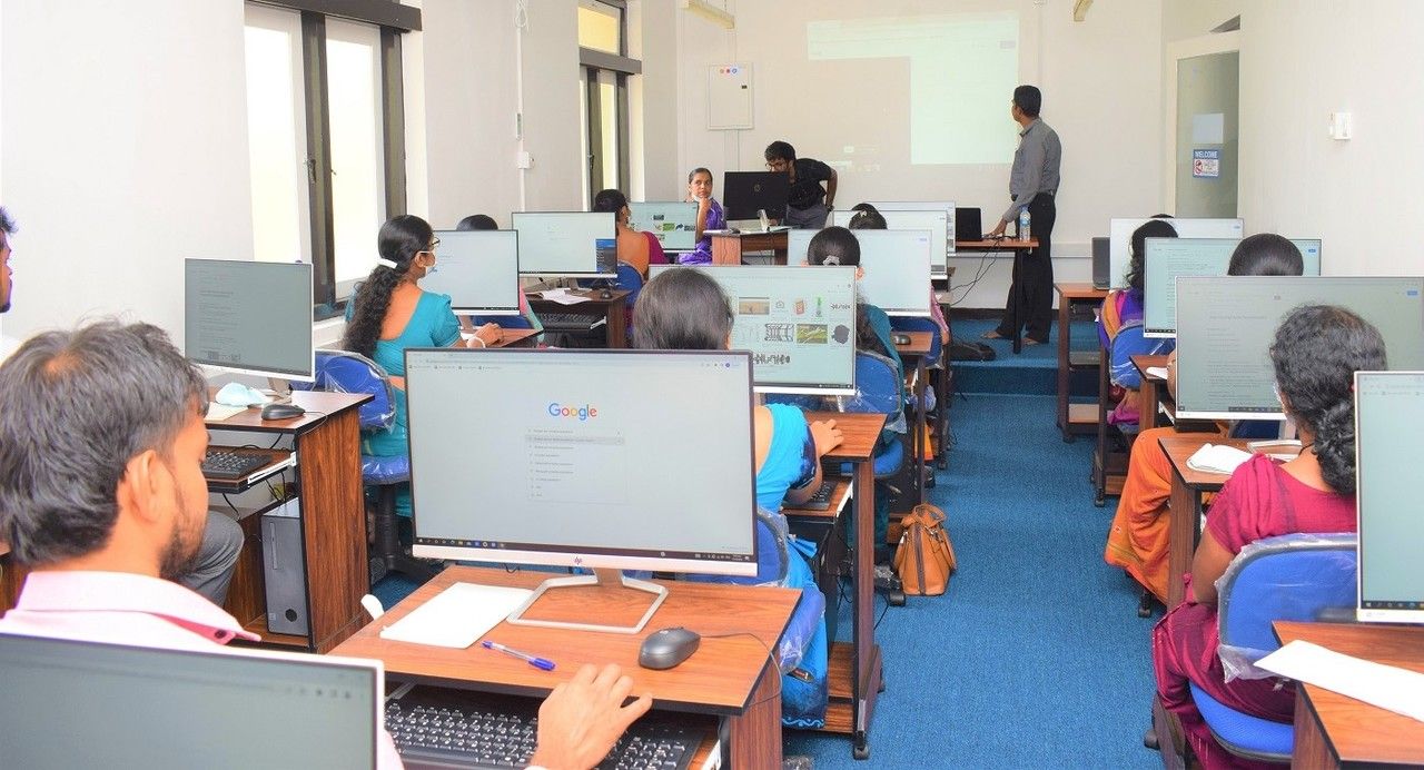 අන්තර්ජාල භාවිතය හා විද්යුත් ලිපි පිළිබදව පුහුණු වැඩසටහනක් .