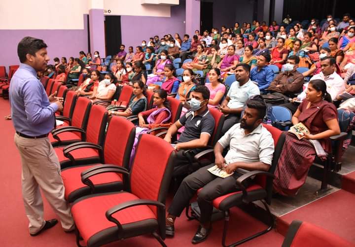 මධ්‍යම පළාත් රාජ්‍ය සේවය සදහා බදවා ගන්නා ලද නවක නිලධාරින් වෙනුවෙන් සංවිධානය කරන ලද සේවාරම්භක පුහුණු වැඩසටහනක්  මධ්‍යම පළාත් සභා ශ්‍රවණාගාරයේදී. 