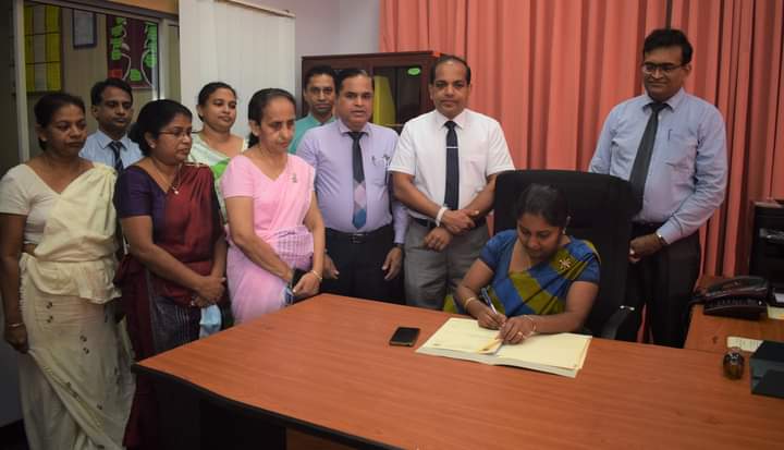 මධ්යම පළාත් නව ඉඩම් කොමසාරිස් ලෙස ශ්රී ලංකා පරිපාලන සේවයේ මනෝෂා විජේතුංග මහත්මිය වැඩ භාර ගනී.