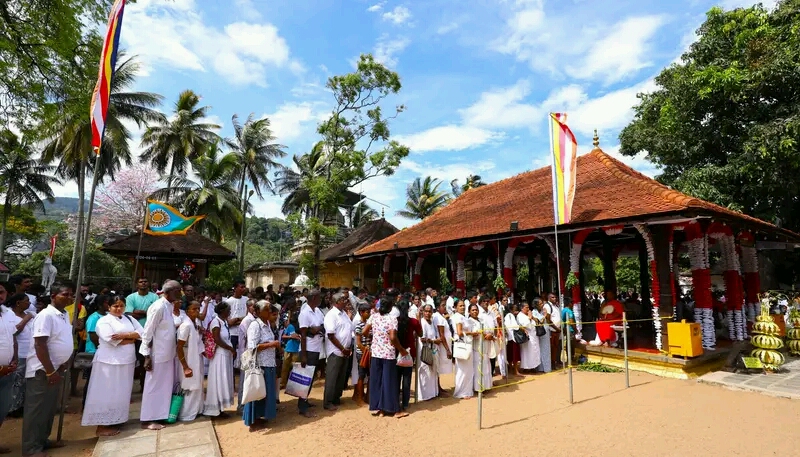 හිස තෙල් ගැල්වීමේ මධ්යම පළාත් රාජ්ය උත්සවය ඓතිහාසික නාථ දේවාලය පරිශ්රයේදී.