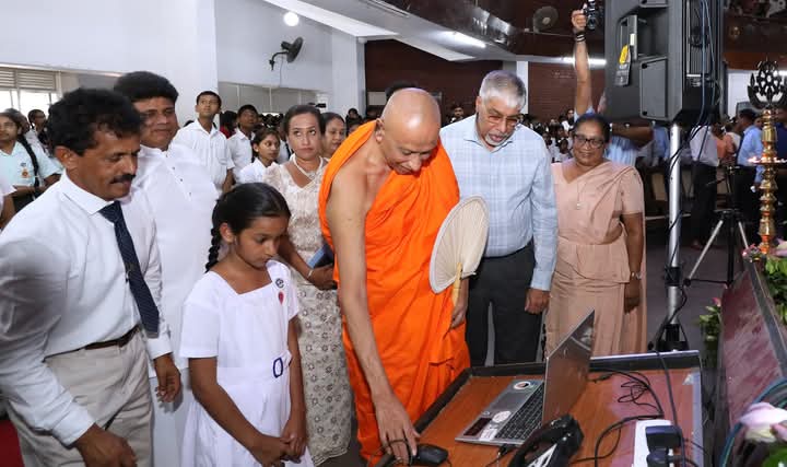 මහාමායා දියණිවරු අන්තර්ජාලයෙන් පොත් ලියයි.