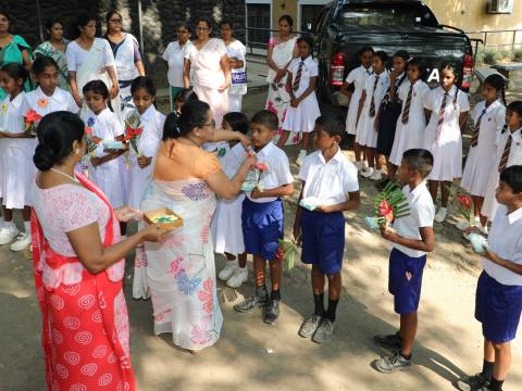 හල්ඔළුව නවෝද්‍යා මහා විද්‍යාලයට නවක සිසුන්... 