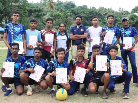 මධ්යම පළාත් ත්රෝබෝල් ශුරතා අල් ෆුර්කාන් මුස්ලිම් මහා විද්යාලය හා කොත්මලේ ගාමිණී දිසානායක මධ්ය මහා විද්යාලය හිමිකර ගනී.