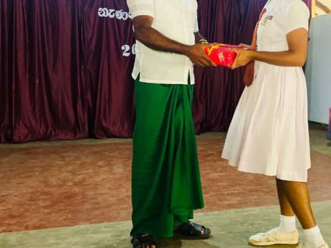 හත්තොටඅමුණ මහා විද්යාලයේ දරුවන්ට නොමිලයේ පාසල් පොත් හා ජල පිරිපහදු යන්ත්රයක්
