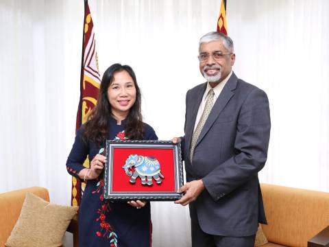 මධ්යම පළාත් ආණ්ඩුකාරවරයා සහ වියට්නාම තානාපතිනිය අතර හමුවක්.