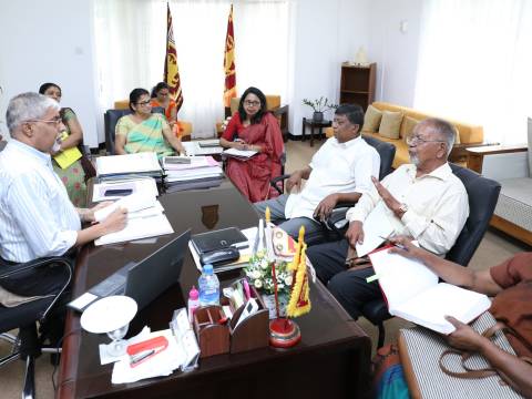 ක්රියාවට නංවන ව්යාපෘති හේතුවෙන් ජනතාව මුහුණදෙන බහුවිද ගැටළු නිරාකරණය කිරීමට සාකච්ජාවක්