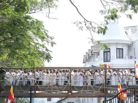සිරි දළදා වන්දනාව වෙනුවෙන් ලක්ෂ සංඛ්යාත වූ සැදැහැවතුන් පිරිසක්