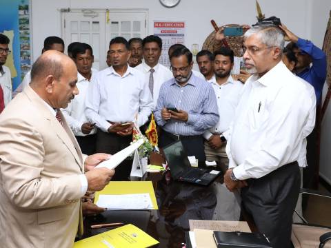 මහනුවර මහා නගර සභාවේ අභිනව  නගරාධිපතිවරයා දිවුරුම් දේ.