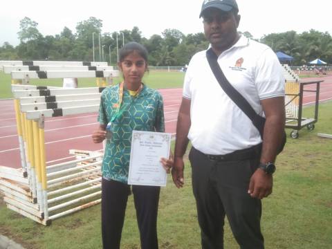 මැණික් විදු බිම සැරසු තවත්  මිණි කැටයක්