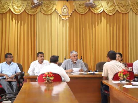  ආණ්ඩුකාර මහජන දිනය සෑම සදුදා දිනකම