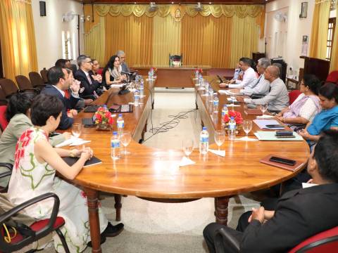 මධ්‍යම පළාත් ආආආණ්ඩුකාරවරයා සහ ජාත්‍යන්තර මූල්‍ය අරමුදලේ මෙහෙයුම් කණ්ඩ‍ායමේ නියෝජිතයින් අතර හමුවක්ක්