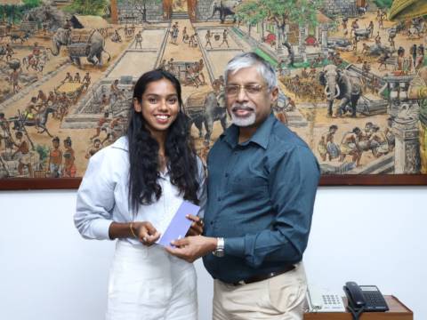 දකුණු ආසියාවේ වේගවත්ම ක්‍රීඩිකාව සෆියා යමික්  හා  මධ්‍යම පළාත් ආණ්ඩුකාරවරයා අතර හමුවක්