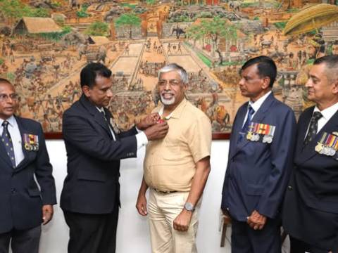 යුද්ධයේ දී දිවි පිදූ රණවිරුවන් සිහිපත් කිරීම සංකේතවත් කරමින් පැවැත්වෙන පොපි මල් සැමරුම