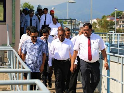 මධ්යම පළාත් ආණ්ඩුකාරවර නීතිඥ ලලිත් යූ. ගමගේ මහතා මහනුවර උතුර ජල සම්පාදන යෝජනා ක්රමයේ ජල පවිත්රා ගාරයේ කටයුතු නිරීක්ෂණයක.