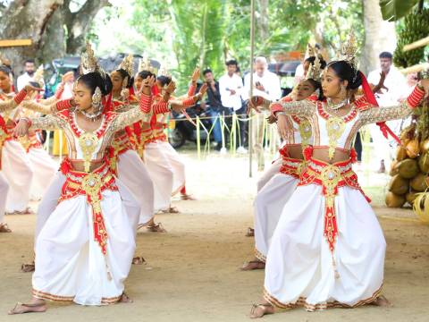 රිසිකලා සෞන්දර්ය විද්යාලයේ අධ්යාපනය ලබන සිසුවියන්ගේ ශිර්ශාභරණ පැලදවීමේ කලඑළි මංගල්