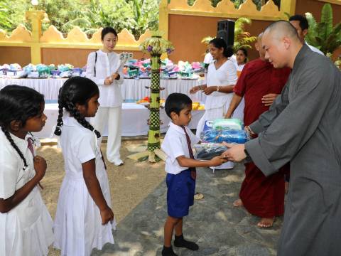 චීන අධිරාජයේ ක්ස්වේ ධෝ විහාරයේ විහාරාධිපති නාහිමියන් ප්රධාන දූත පිරිස පිළිගැනීම හා පාසල් පොත් ඉගෙනුම් උපකරණ බෙදා දීමක්.