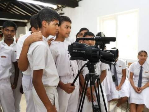 පාසල් මාධ්ය සමාජ බලගැන්වීමේ වැඩසටහනනේ තවත් අදියරක් උඩිස්පත්තුව ද්වීතියික පාසලේදී. පාසල් දරුවන්ගේ මාධ්ය සාක්ෂරතාව වැඩිදියුණු කිරීම තුළින් සත් මාධ්ය කලාවක් භාවිතයට දරුවන් හුරු කිරීම හා නූතන සමාජ ආර්ථික හා දේශපාලන විචල්යන් අවබෝධ කොටගෙන නිවැරදිව සිය අනාගත