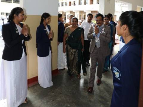 මහනුවර කටුගස්තොට ශාන්ත අන්තෝනි බාලිකාවේ ශිෂ්ය ශිෂ්ය පාර්ලිමේන්තුවේ පළමු වන සැසිය මධ්යම පළාත් ගරු ආණ්ඩුකාර ලලිත් යු. ගමගේ මහතාගේ ප්රධානත්වයෙන්.